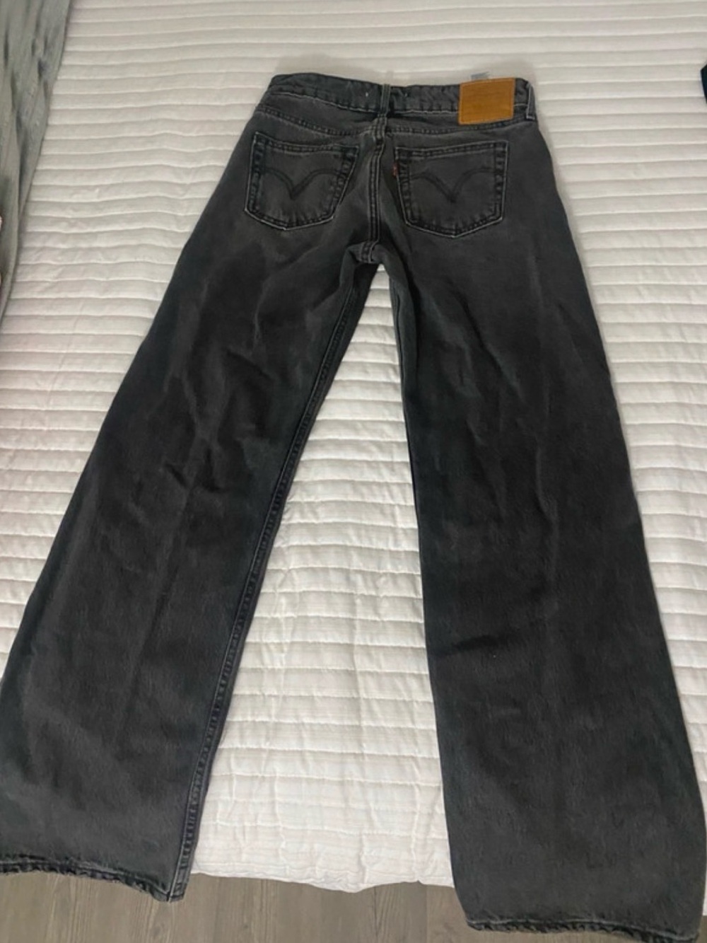 Levi's Women's Black Low Loose Jeans with Signature Low Rise Fit. Size 24x30